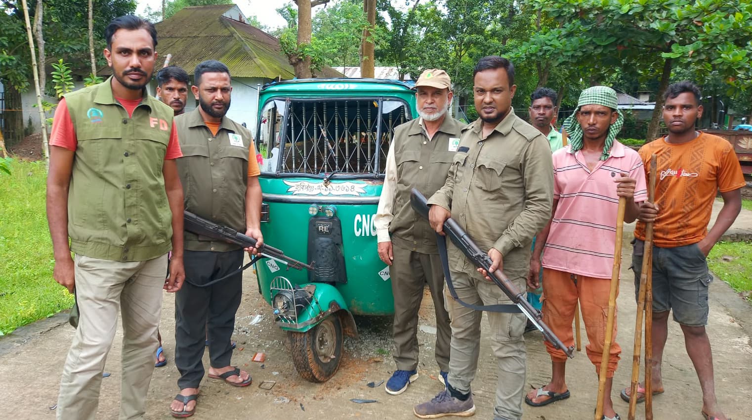 বাহুবলে বনদস্যুদের হামলা রুখতে বন প্রহরীদের গুলি, কাঠসহ সিএনজি জব্দ