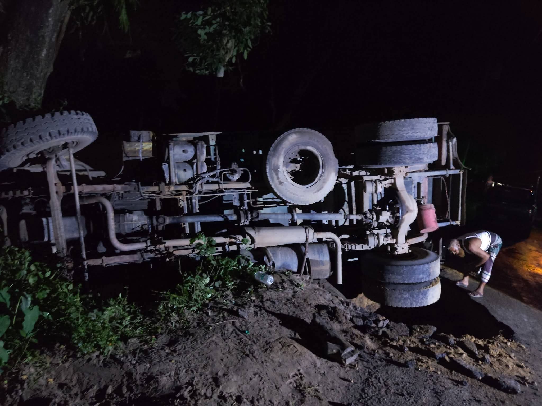 সাতছড়িতে সড়ক ধসে বালুভর্তি ট্রাক খাদে, যান চলাচল বন্ধ