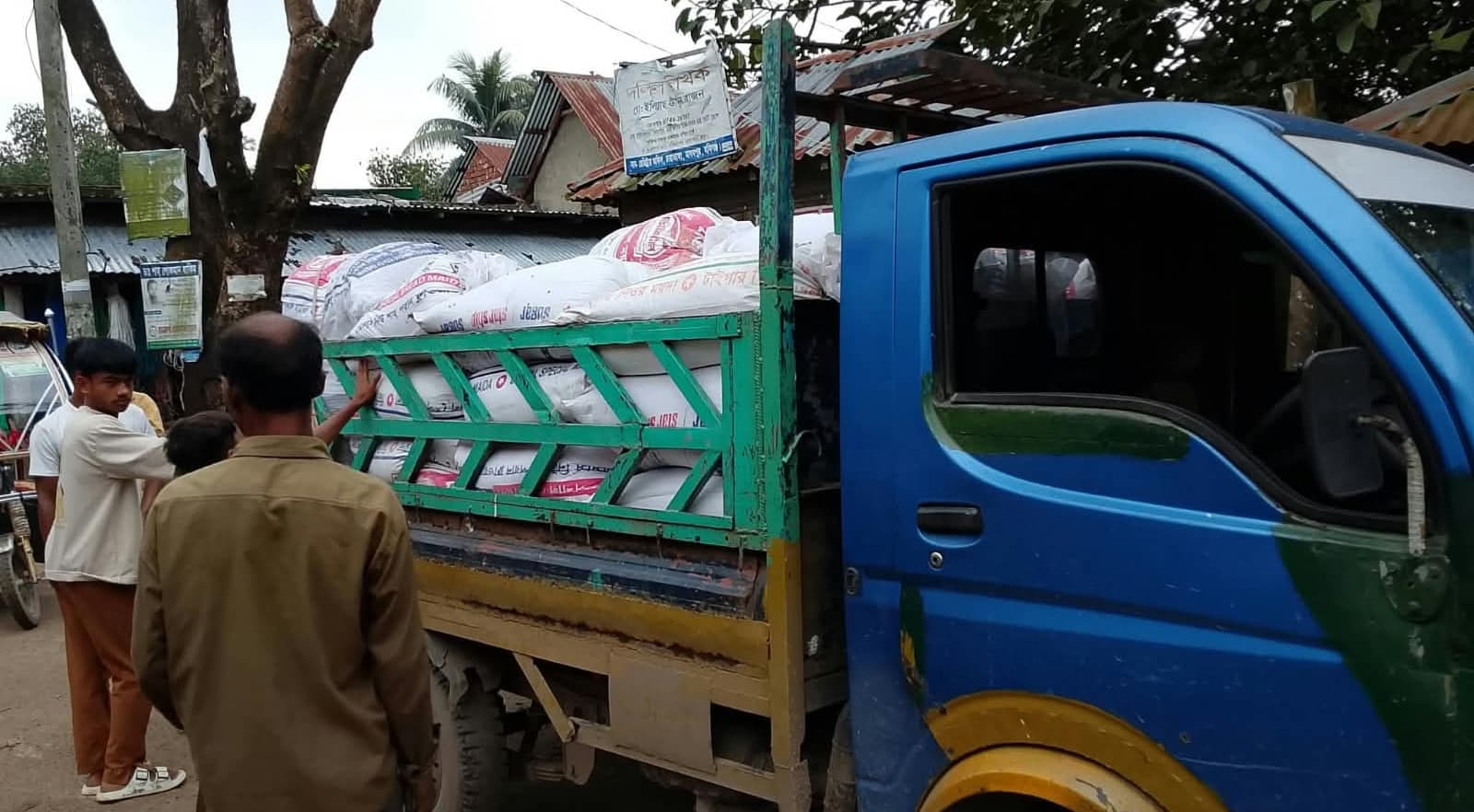 মাধবপুরে সরকারি চাল পাচারের সময় চালভর্তি পিকআপ আটক